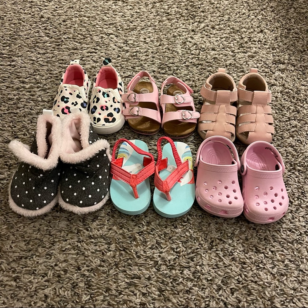 6 pairs of baby girl shoes. Size 3